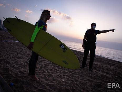 В Барселоне снова открыли пляжи. Можно заниматься спортом или плавать, но не отдыхать. Фоторепортаж