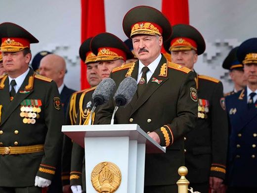 "Не могли иначе". Лукашенко просит не осуждать Беларусь за парад во время пандемии