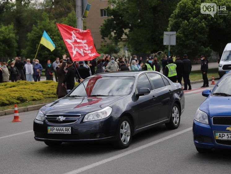 В Запорожье произошло столкновение между представителями "Полка Победы" и проукраинскими активистами