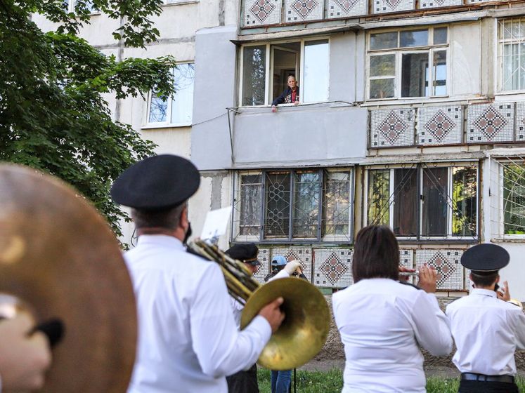 ﻿Під вікнами одеських ветеранів виступив святковий оркестр