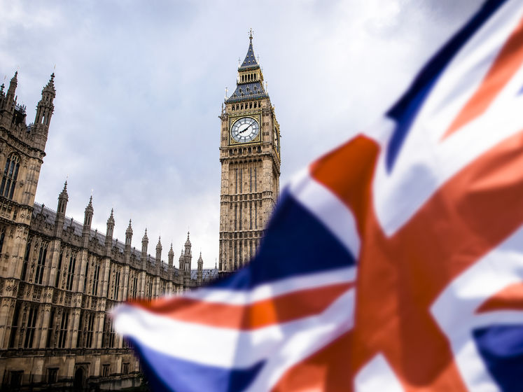 Посольство Великобритании заявило, что украинцам для выезда за границу нужно разрешение от МИД