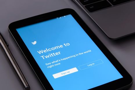 ﻿Twitter приховуватиме пости, які містять фейкову інформацію про COVID-19