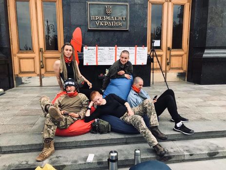 Возле Офиса президента подожгли шину, полиция задержала активиста