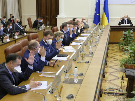 Кабмин Украины смягчил карантин – разрешил передвижение в группах до восьми человек