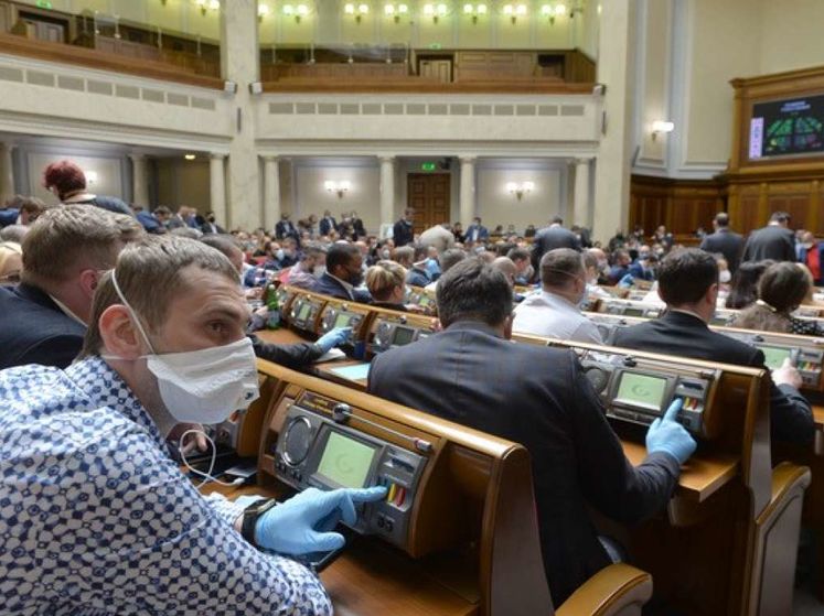 Рада приняла "антиколомойский" закон, в Украине ослабляют карантин. Главное за день