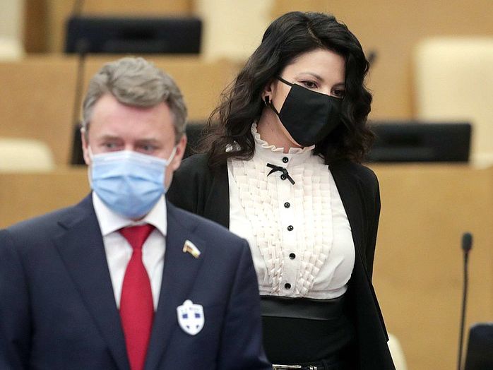 Депутаты Госдумы РФ носят значки, которые "отпугивают вирус" 