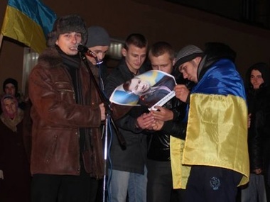В Калуше сожгли портрет президента и объявили город свободным от Януковича