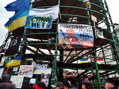 На Евромайдане украсили "йолку". Фоторепортаж