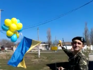 Морпехи в Крыму подняли в небо украинский флаг