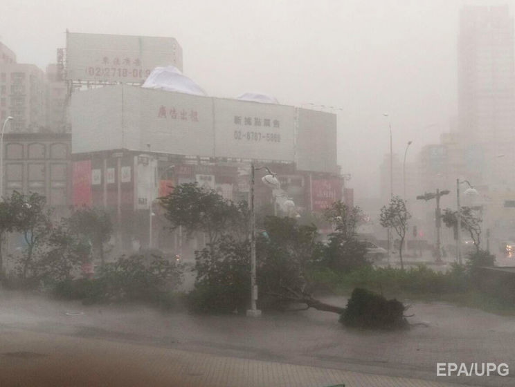 На Тайвань обрушился мощный тайфун. Видео