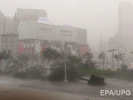 На Тайвань обрушился мощный тайфун. Видео