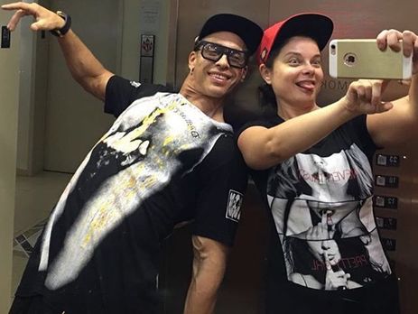 Муж Королевой Тарзан примерил женское облегающее платье