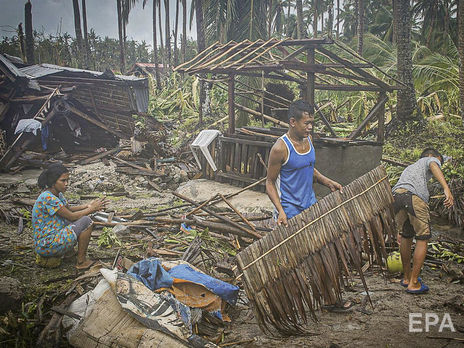 ﻿На Філіппіни налетів тайфун, влада евакуювала понад 140 тис. осіб. Фоторепортаж