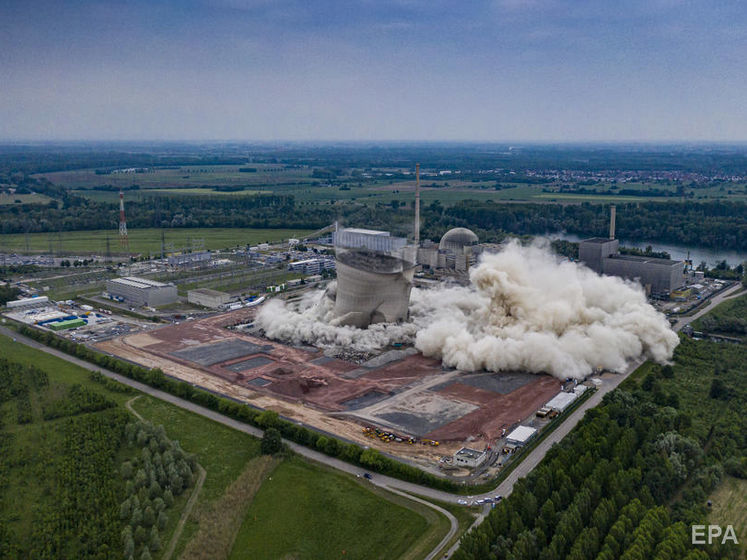 В Германии взорвали две 152-метровые охлаждающие башни закрытой АЭС. Видео 