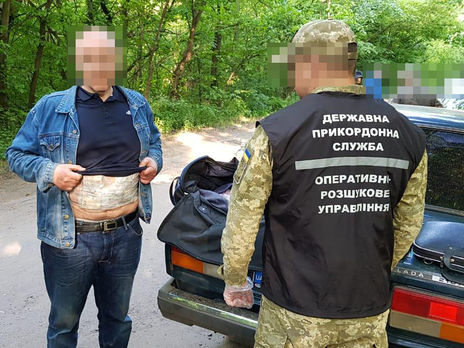 ГПСУ задержала жителя Луганска. Он обмотался деньгами и пытался объехать КПВВ
