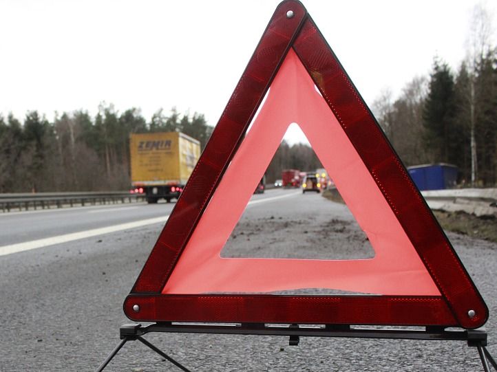 В Полтавской области фура насмерть сбила двух человек, менявших колесо в Mercedes