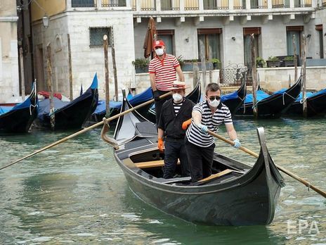 Со смягчением жесткого карантина в каналы Венеции вернулись гондолы