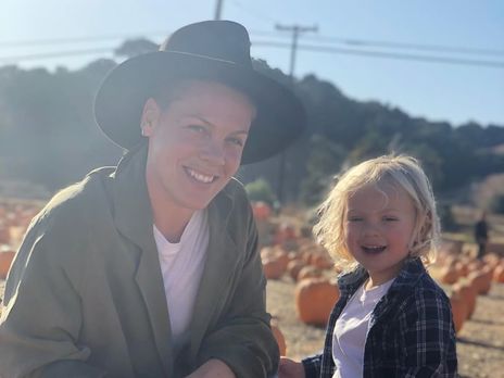 У трехлетнего сына Pink после COVID-19 появилась аллергия на продукты