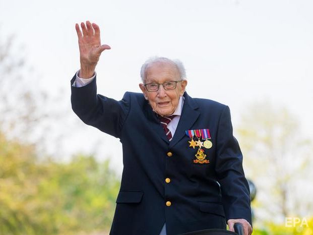 ﻿Британського ветерана, який зібрав більше ніж $39 млн допомоги лікарям, посвятять у лицарі