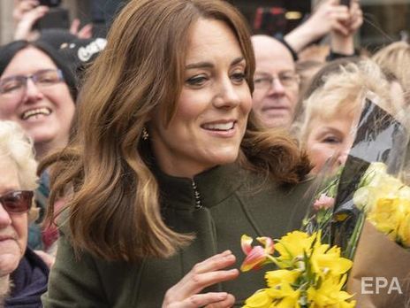 На клумбе в рабочей одежде. Обнародован новый снимок герцогини Кембриджской