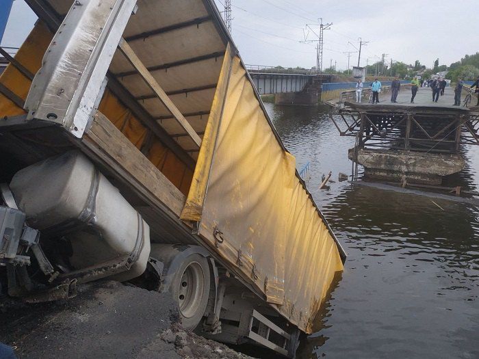 В Днепропетровской области обрушился мост вместе с фурой