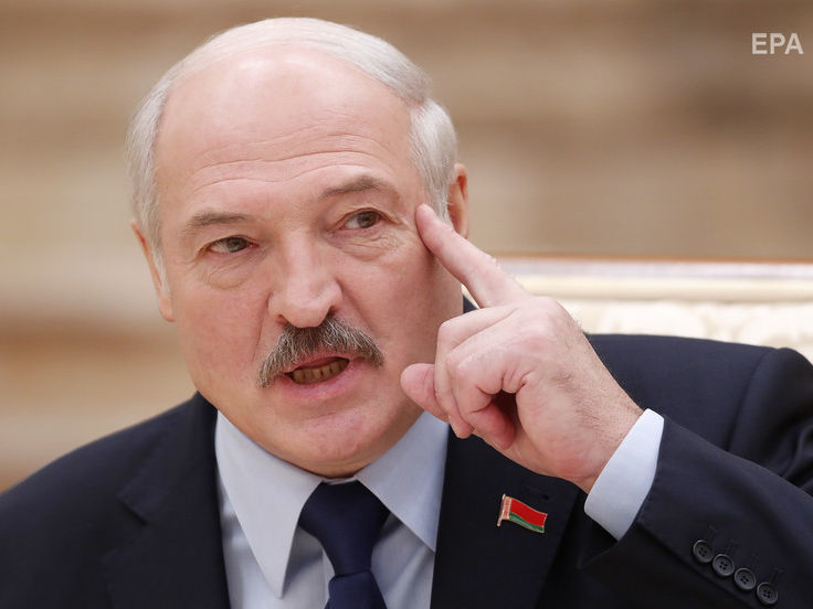 ﻿Лукашенко заявив, що з коронавірусом Білорусі "доведеться борсатися" ще протягом місяця