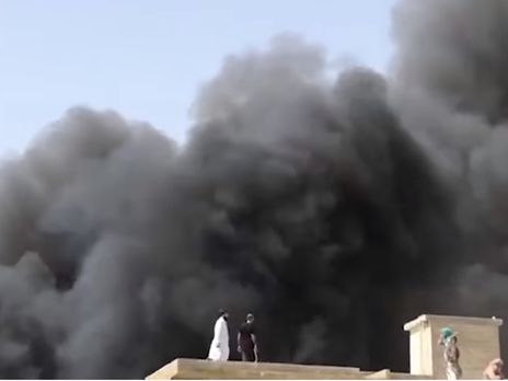 В Пакистане пассажирский самолет упал на жилой квартал. Видео