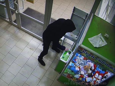 ﻿У Росії трьох чоловіків судитимуть за крадіжку 43 м'яких іграшок з автомата