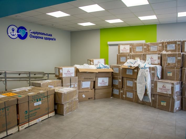 Фонд Новинского передал больницам Мариуполя партию оборудования и средств защиты для медиков