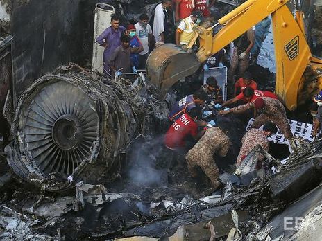В Пакистане разбился самолет с пассажирами. Фоторепортаж