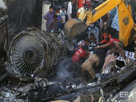﻿У Пакистані розбився авіалайнер, у Житомирській області розстріляли сімох людей. Головне за день