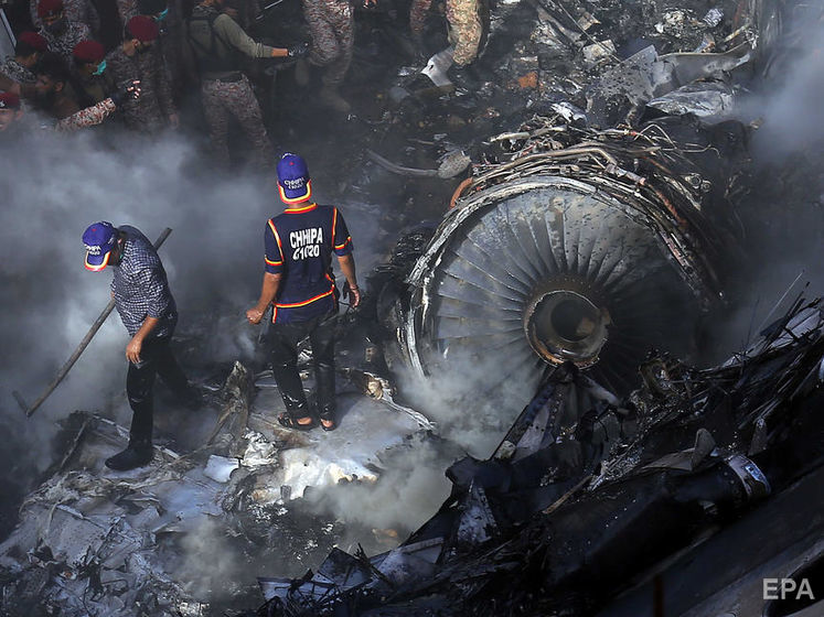 ﻿Авіакатастрофа в Пакистані. Загинуло не менше як 57 осіб, двоє вижили