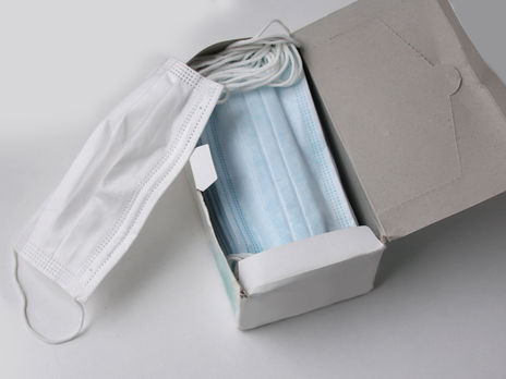 Кабмин разрешит экспорт масок. Но только если их нельзя продать в Украине