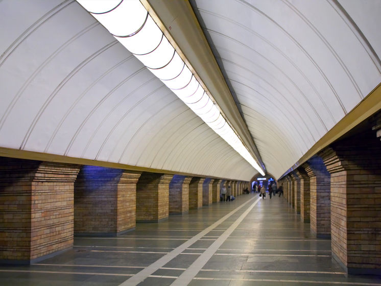 С температурой и без маски нельзя. Новые правила работы киевского метро