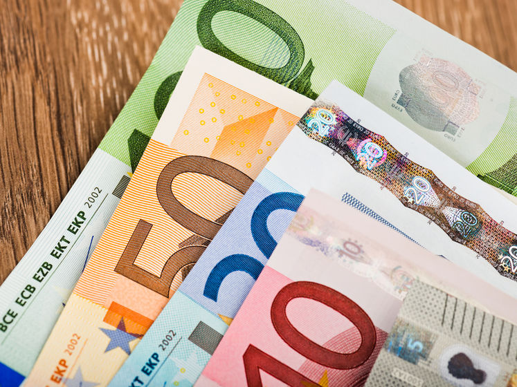 Курс гривны немного укрепился к доллару и евро