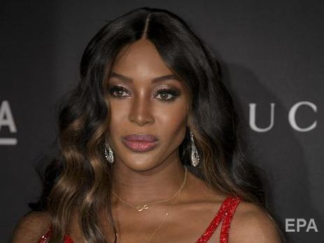 Кэмпбелл показала подарки, которые ей преподнесли на юбилей