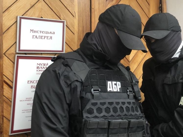 ﻿ДБР штурмувало музей, щоб вручити повістку Порошенку, поліцейських із Кагарлика заарештували. Головне за день