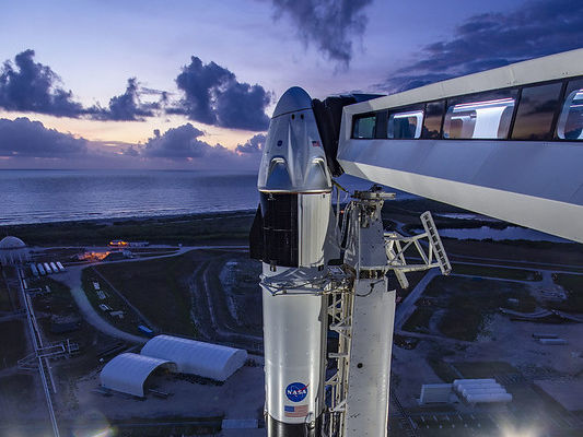 "Новая эра космических полетов". SpaceX впервые с 2011 года отправит астронавтов в космос