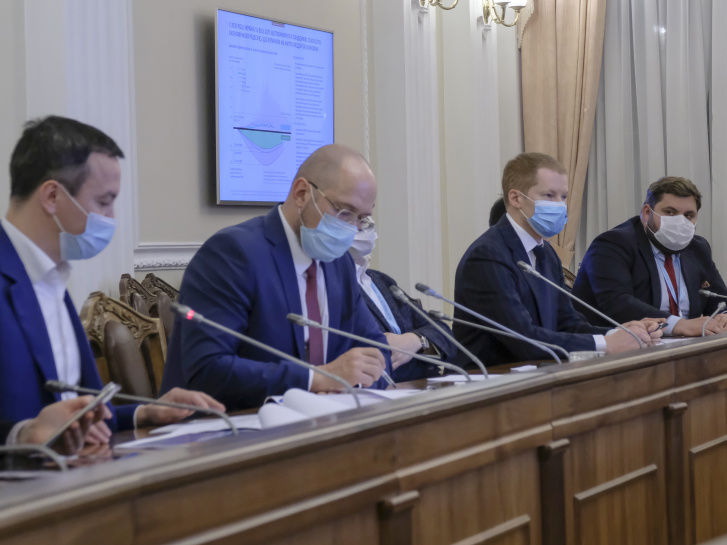 ﻿Кабмін України продовжив заборону на експорт засобів захисту, але прибрав із переліку халати