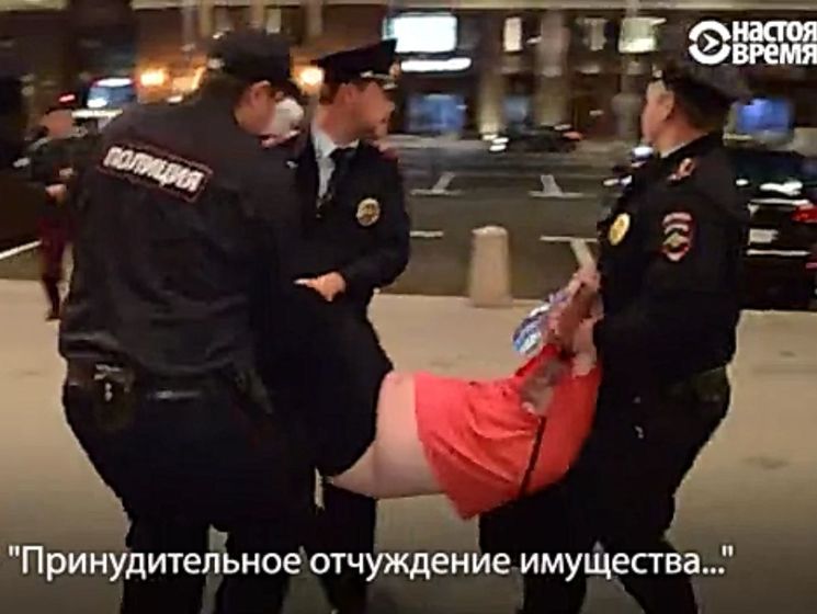 В Москве задержали людей, которые читали конституцию РФ. Видео