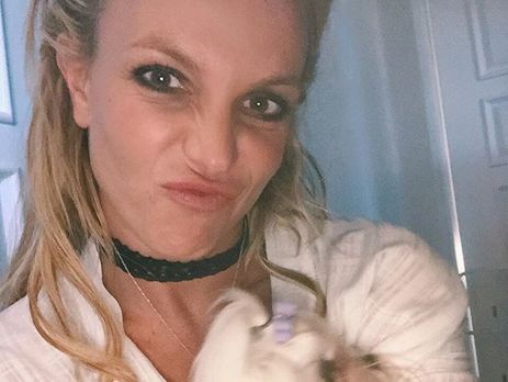 Спирс села на шпагат в прыжке 