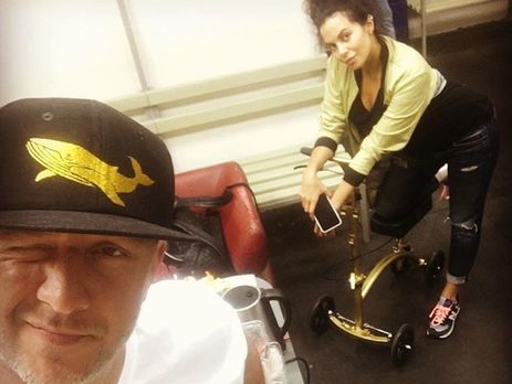 Каменских после травмы передвигается на золотом самокате