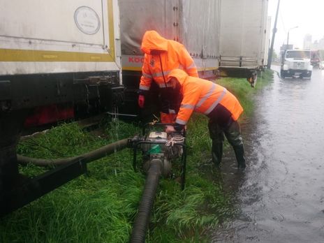 В Киеве из-за дождя затопило дороги и улицы. Видео