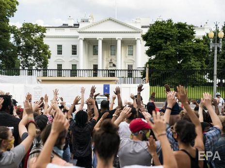 После смерти афроамериканца в Миннеаполисе по США прокатилась волна протестов. Фоторепортаж