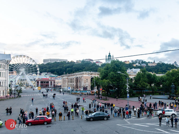 Солисты Киевской оперы на балконе театра устроили концерт в честь Дня Киева. Видео