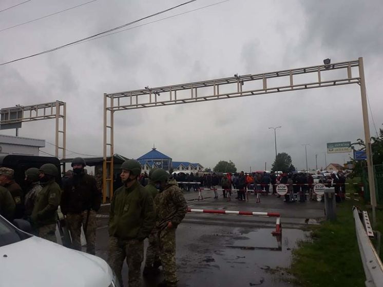 ﻿Незадоволені водії заблокували пункт пропуску на кордоні України та Угорщини, сталася бійка з прикордонниками
