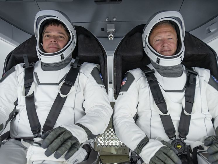 Астронавты перешли из Crew Dragon на МКС