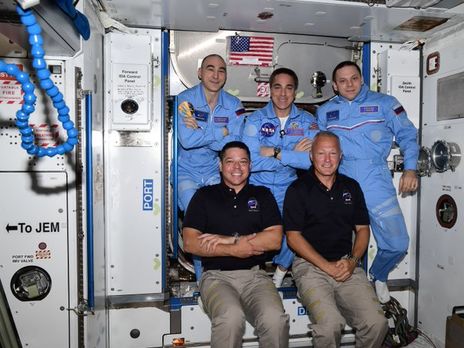 ﻿Приватний космічний апарат Crew Dragon із двома астронавтами на борту пристикувався до МКС. Фоторепортаж