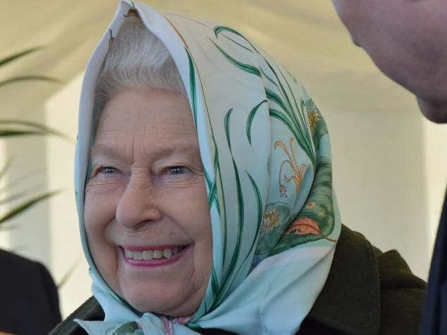 ﻿Верхи на поні. 94-річну королеву Великобританії вперше з початку карантину помітили на прогулянці