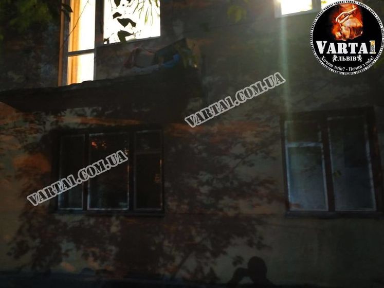 ﻿У Львові троє людей випали з балкона